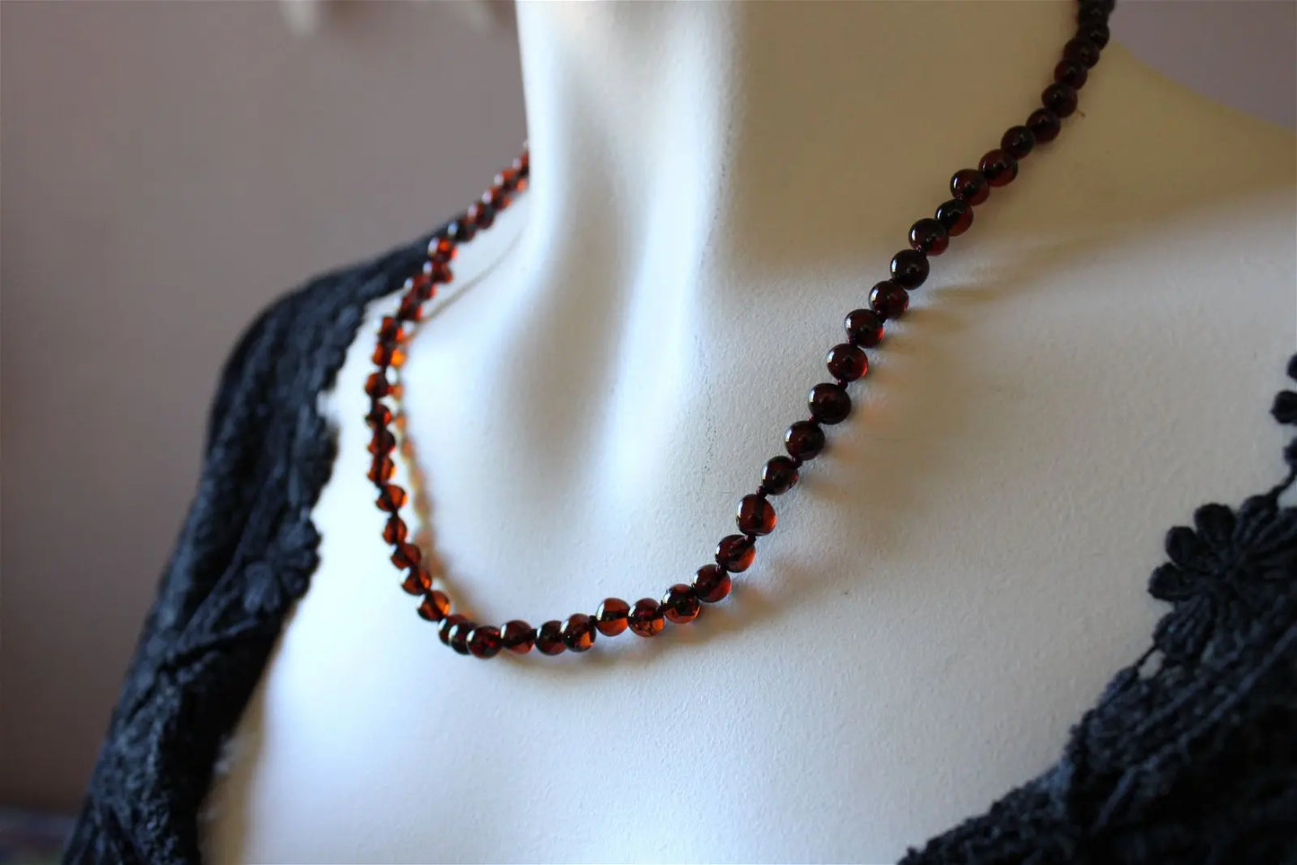Collier en ambre cerise noire 50 cm - Lituanie - Aurore Lune