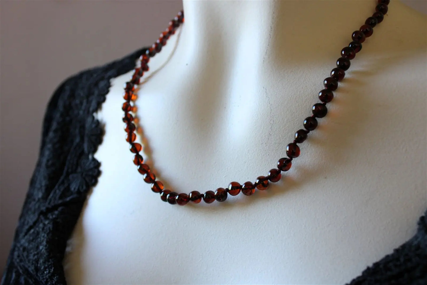 Collier en ambre cerise noire 50 cm - Lituanie - Aurore Lune