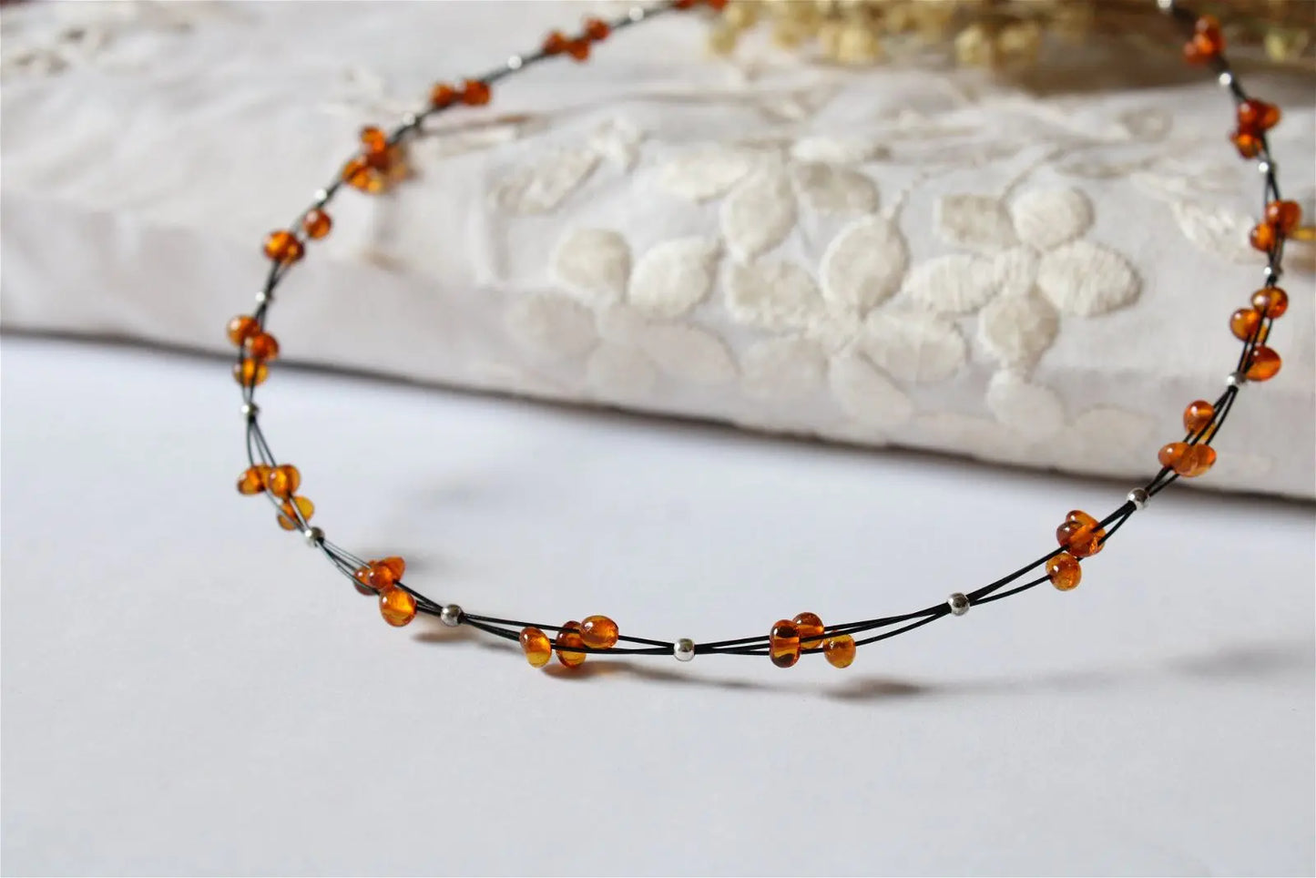 Collier en ambre certifié sur fil câblé 45cm - Lituanie - Aurore Lune