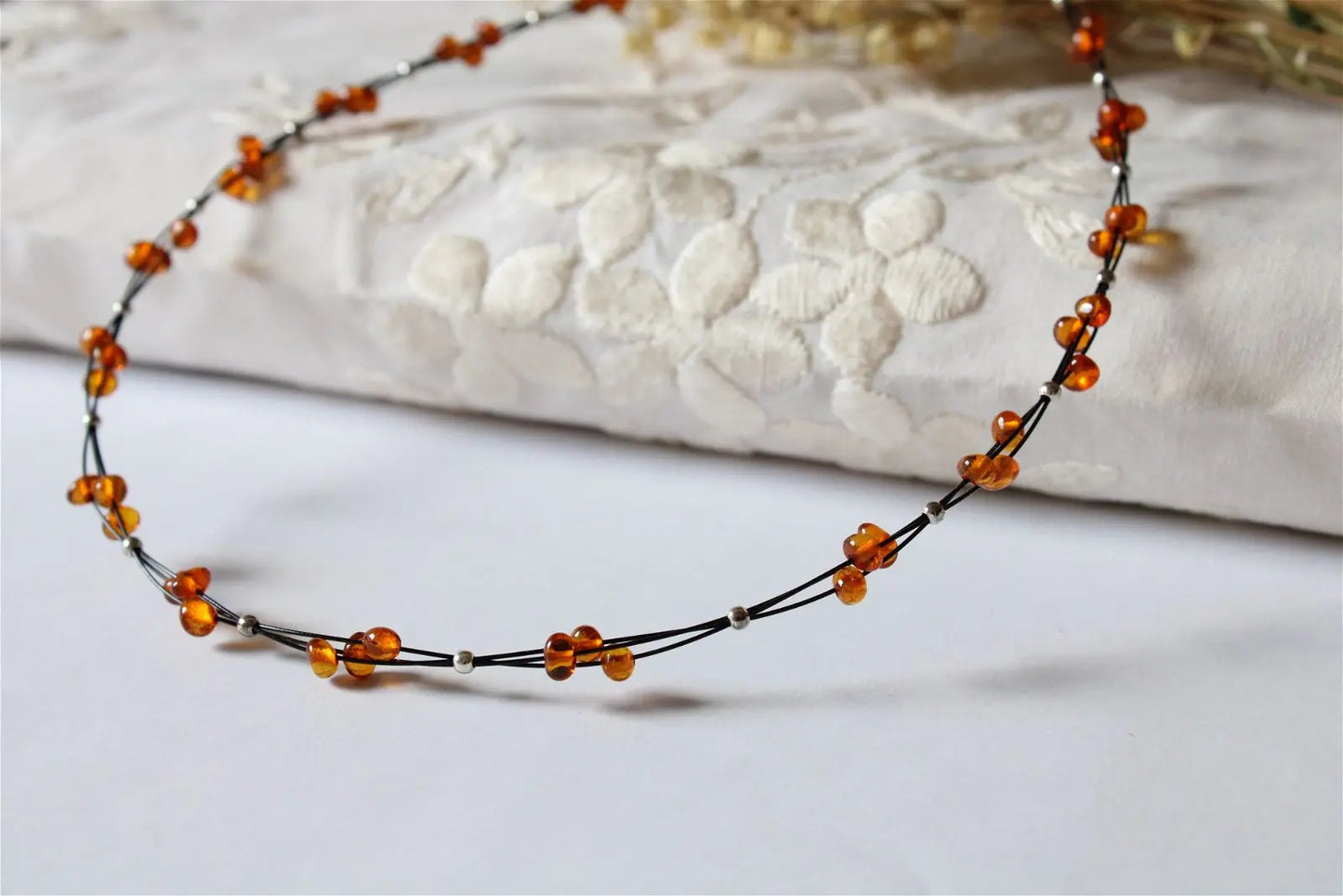 Collier en ambre certifié sur fil câblé 45cm - Lituanie - Aurore Lune