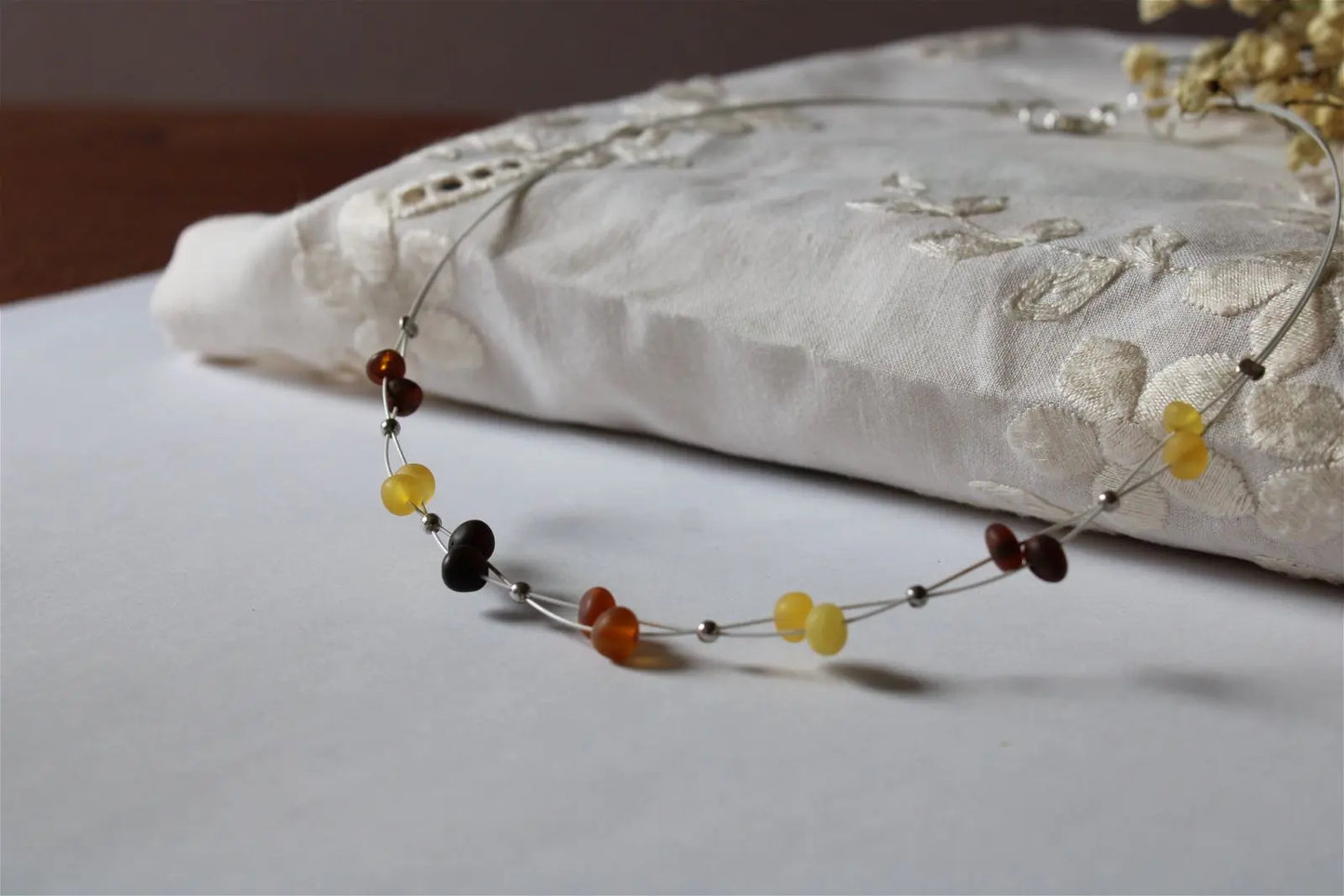 Collier en ambre mat certifié sur fil câblé 45cm - Lituanie - Aurore Lune