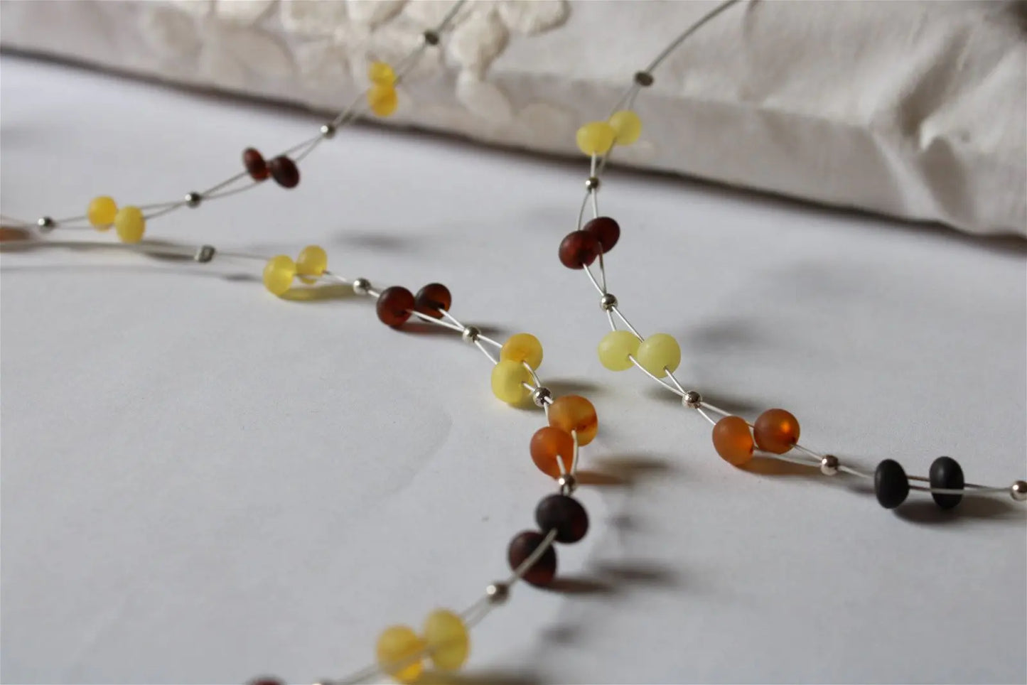 Collier en ambre mat certifié sur fil câblé 45cm - Lituanie - Aurore Lune