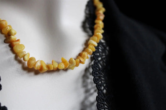 Collier en chips d'ambre poli 43  cm - Lituanie - Aurore Lune