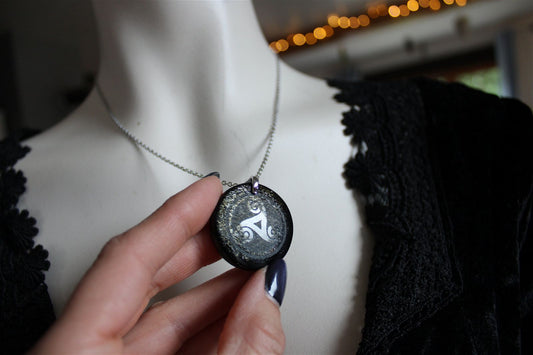 Collier en obsidienne dorée avec gravure Triskell - Aurore Lune