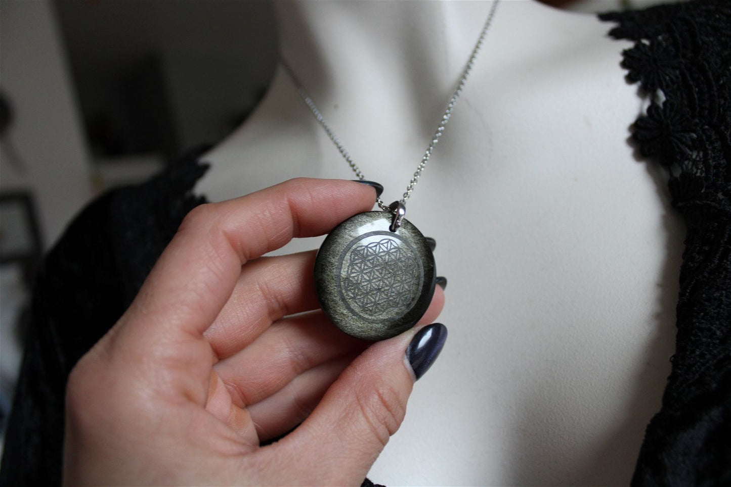 Collier en obsidienne dorée avec gravure fleur de vie - Aurore Lune