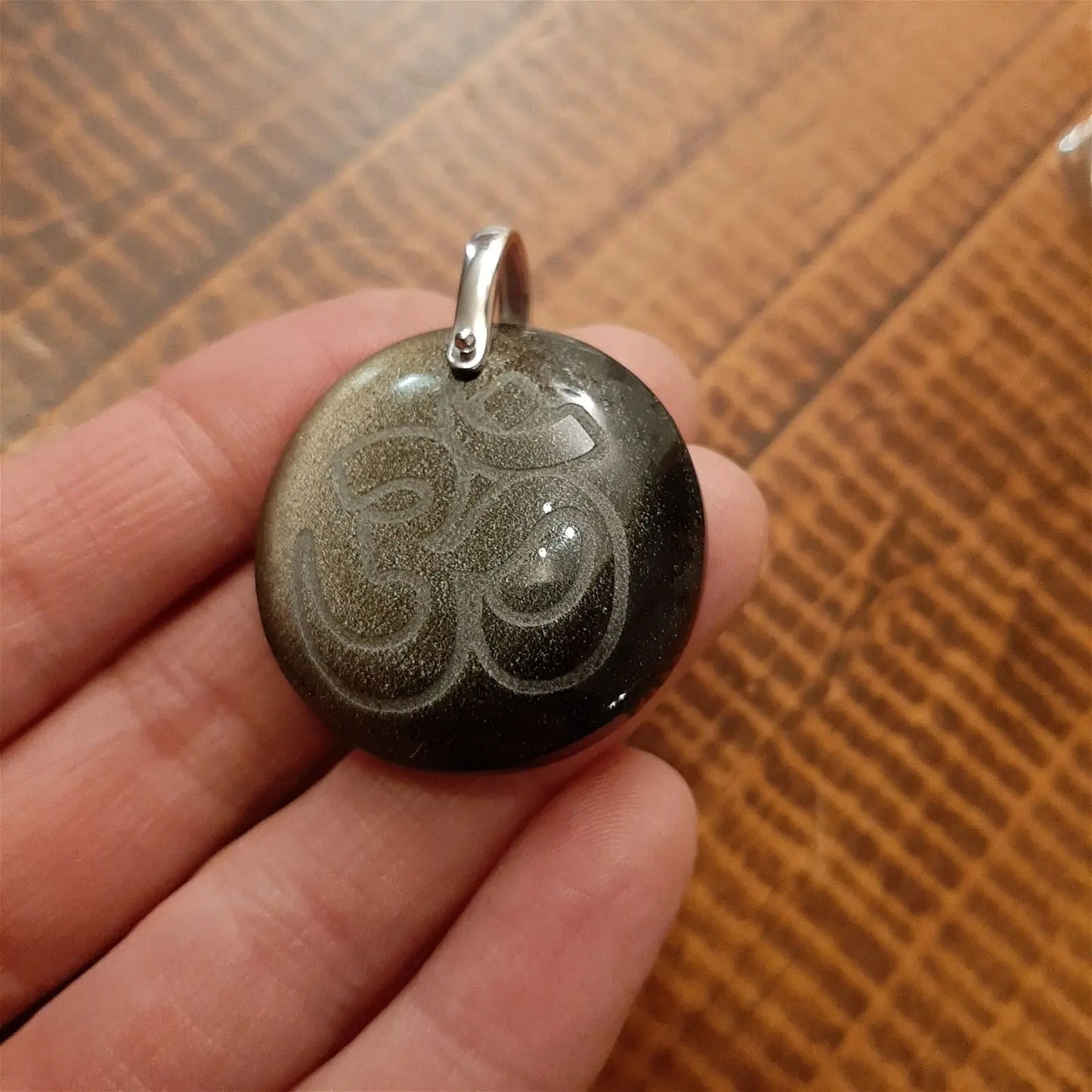 Collier en obsidienne dorée gravée d'un ohm - Aurore Lune