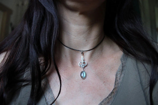 Collier labradorite et décoration façon Art Nouveau - Aurore Lune