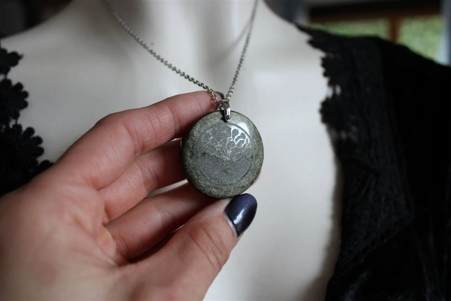 Collier obsidienne dorée avec arbre - Aurore Lune