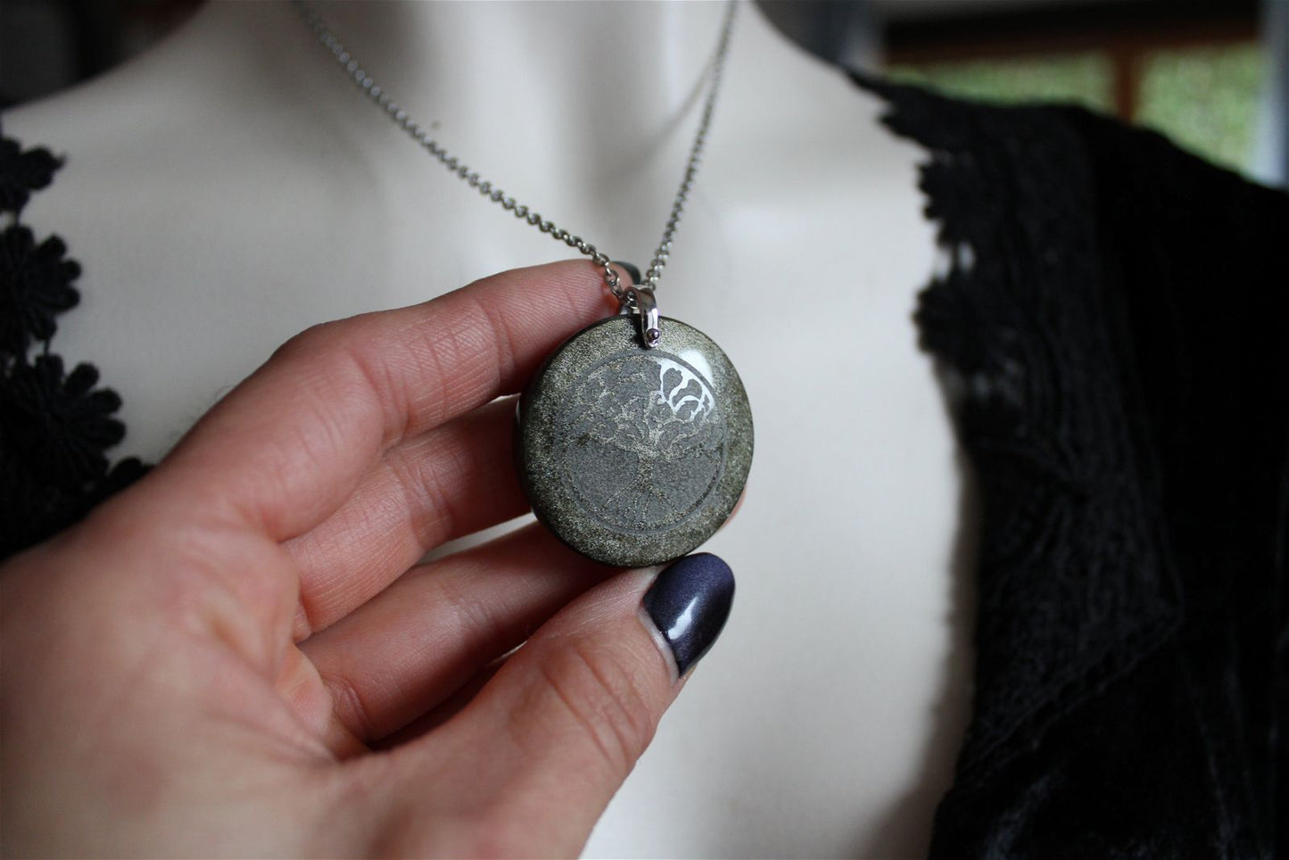 Collier obsidienne dorée avec arbre - Aurore Lune