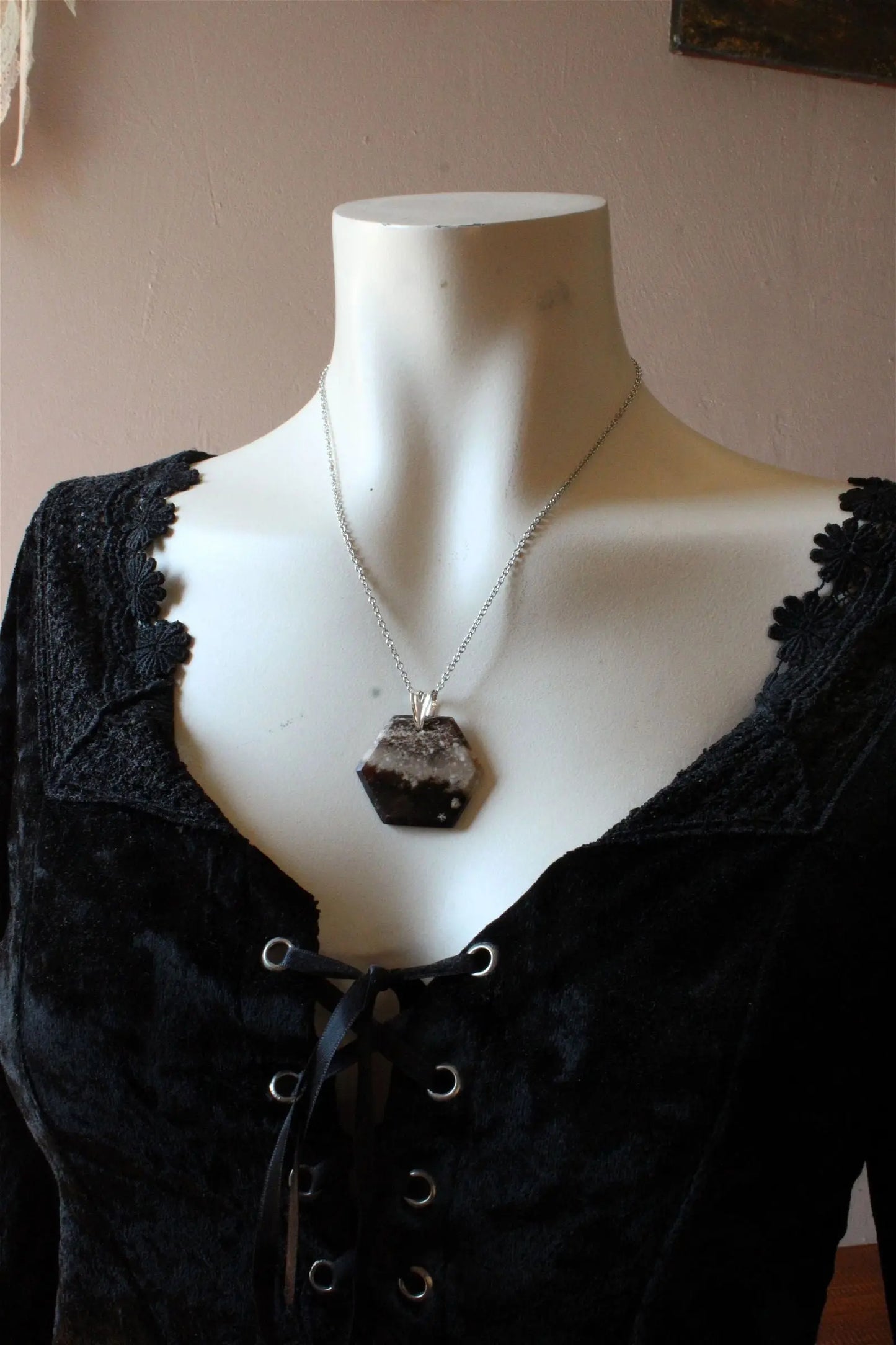 Collier opale noire de Madagascar - Aurore Lune
