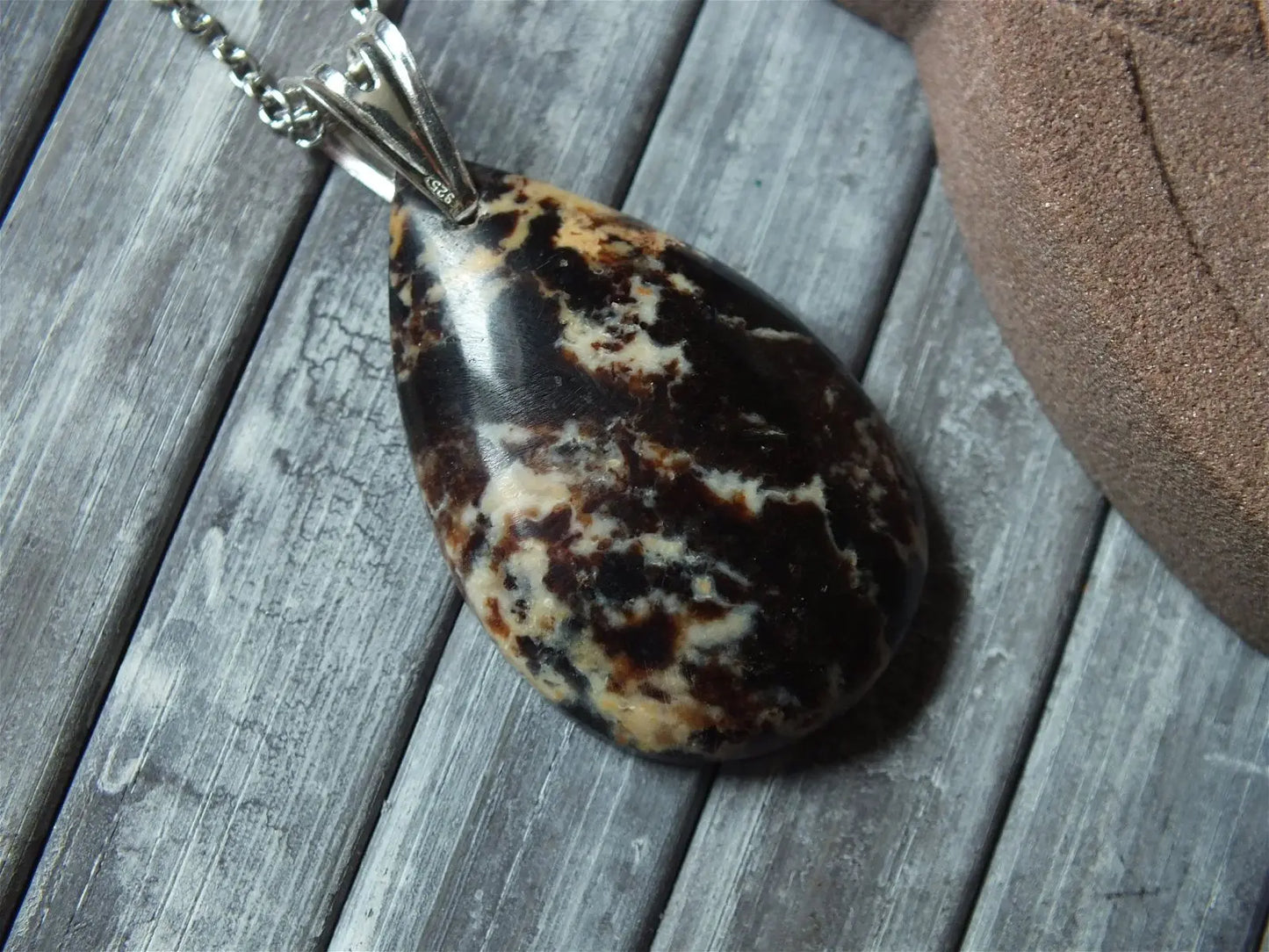 Collier opale noire de Madagascar E - Aurore Lune
