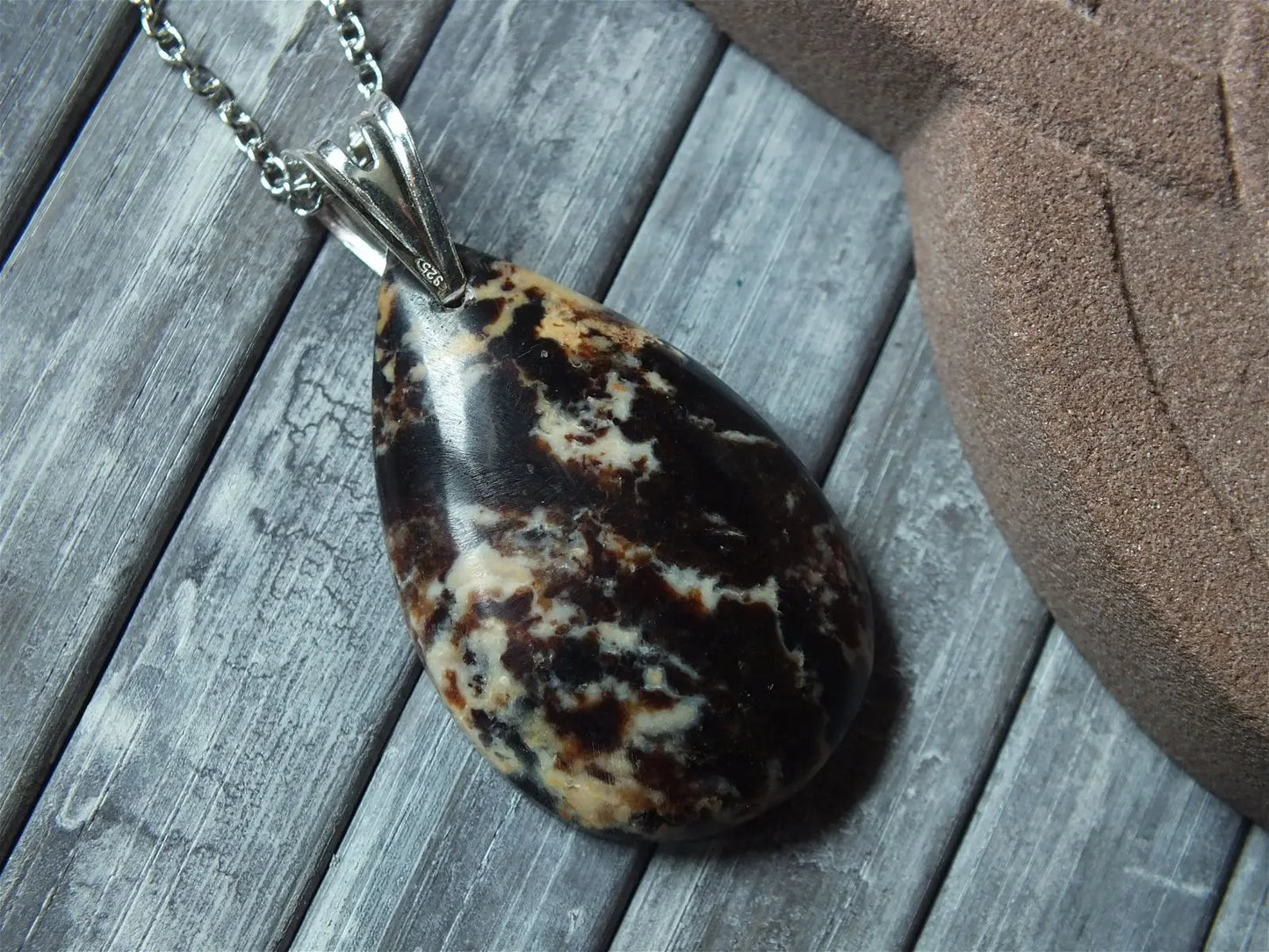 Collier opale noire de Madagascar E - Aurore Lune