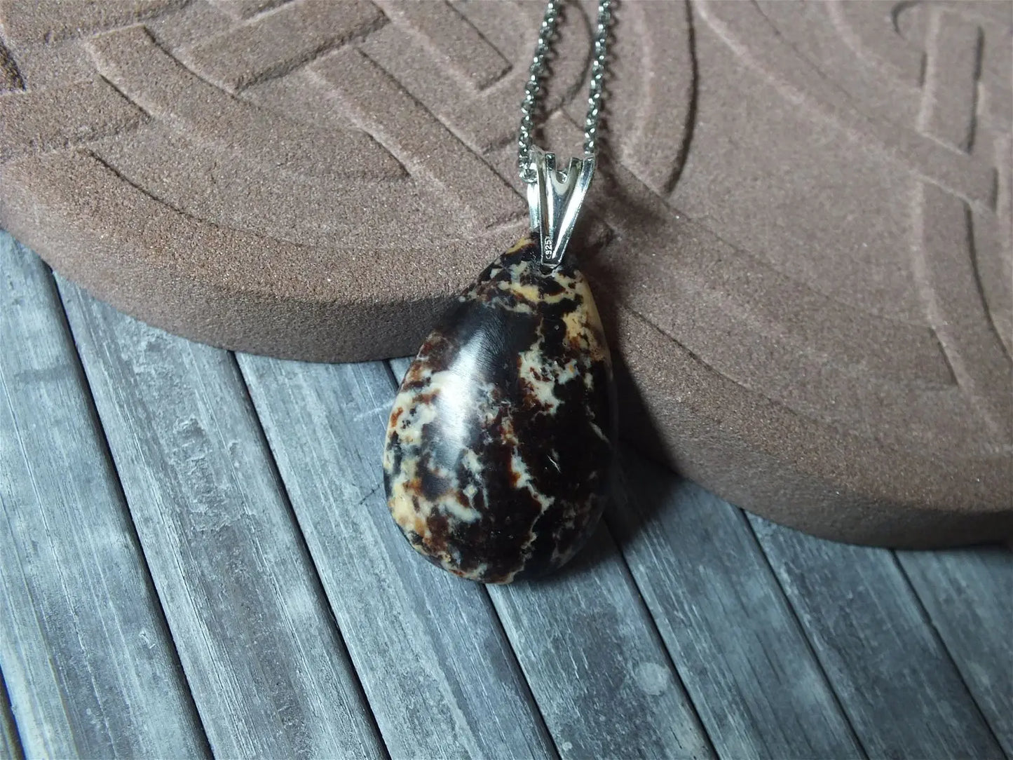 Collier opale noire de Madagascar E - Aurore Lune