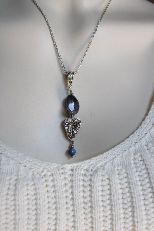 Collier poétique avec disthène bleu et cordiérite - Aurore Lune