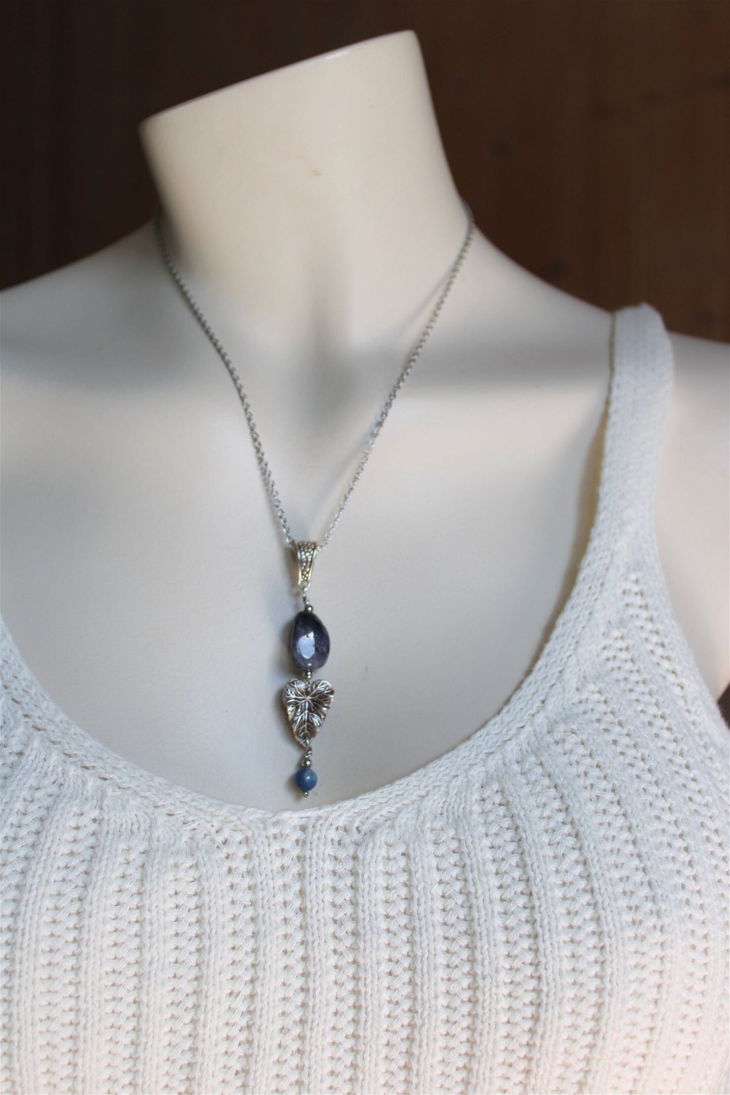 Collier poétique avec disthène bleu et cordiérite - Aurore Lune
