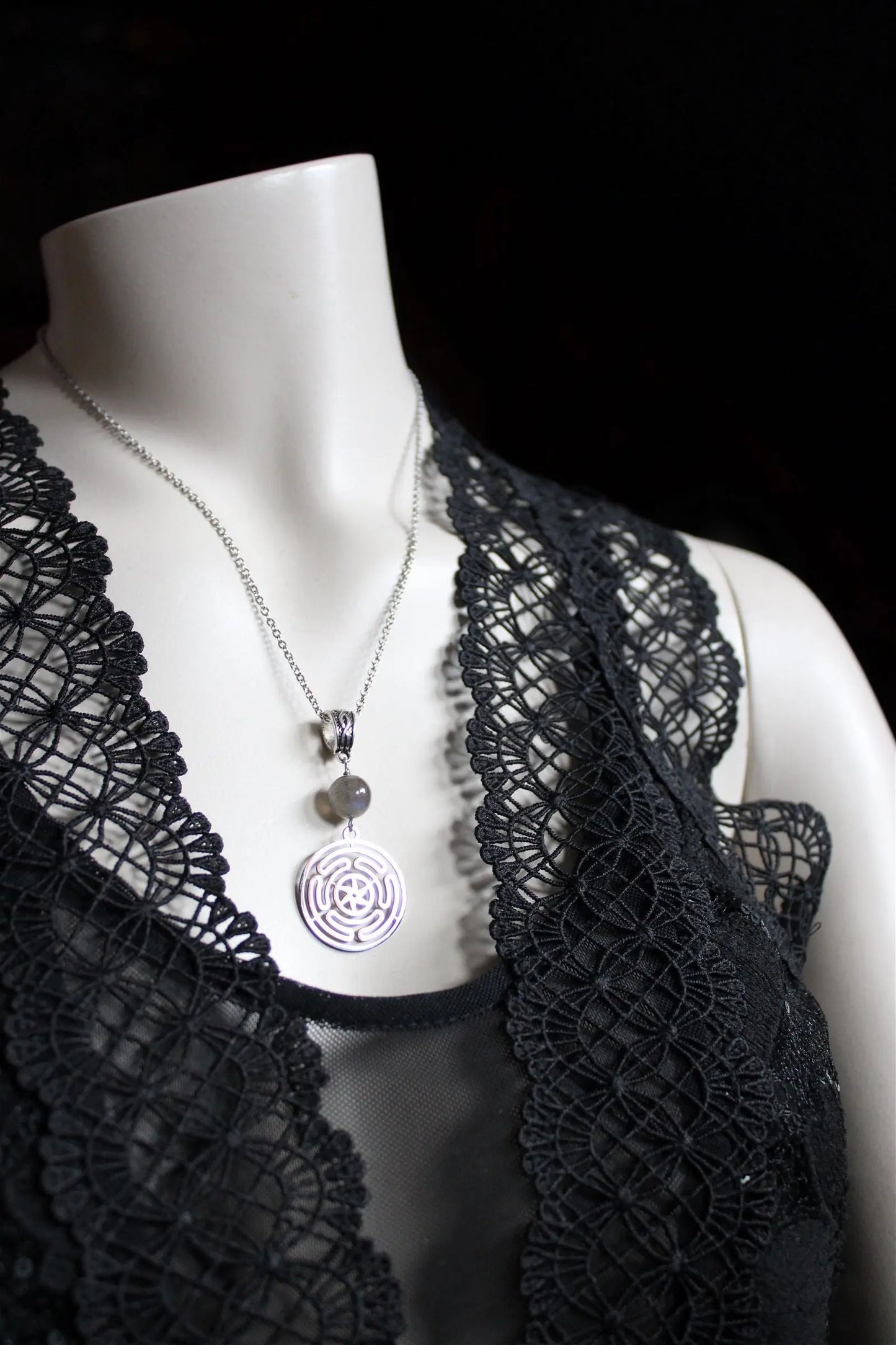 Collier symbole Hécate avec labradorite - Aurore Lune