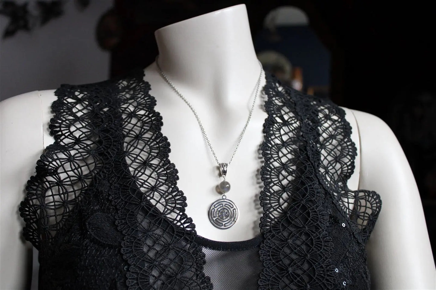 Collier symbole Hécate avec labradorite - Aurore Lune