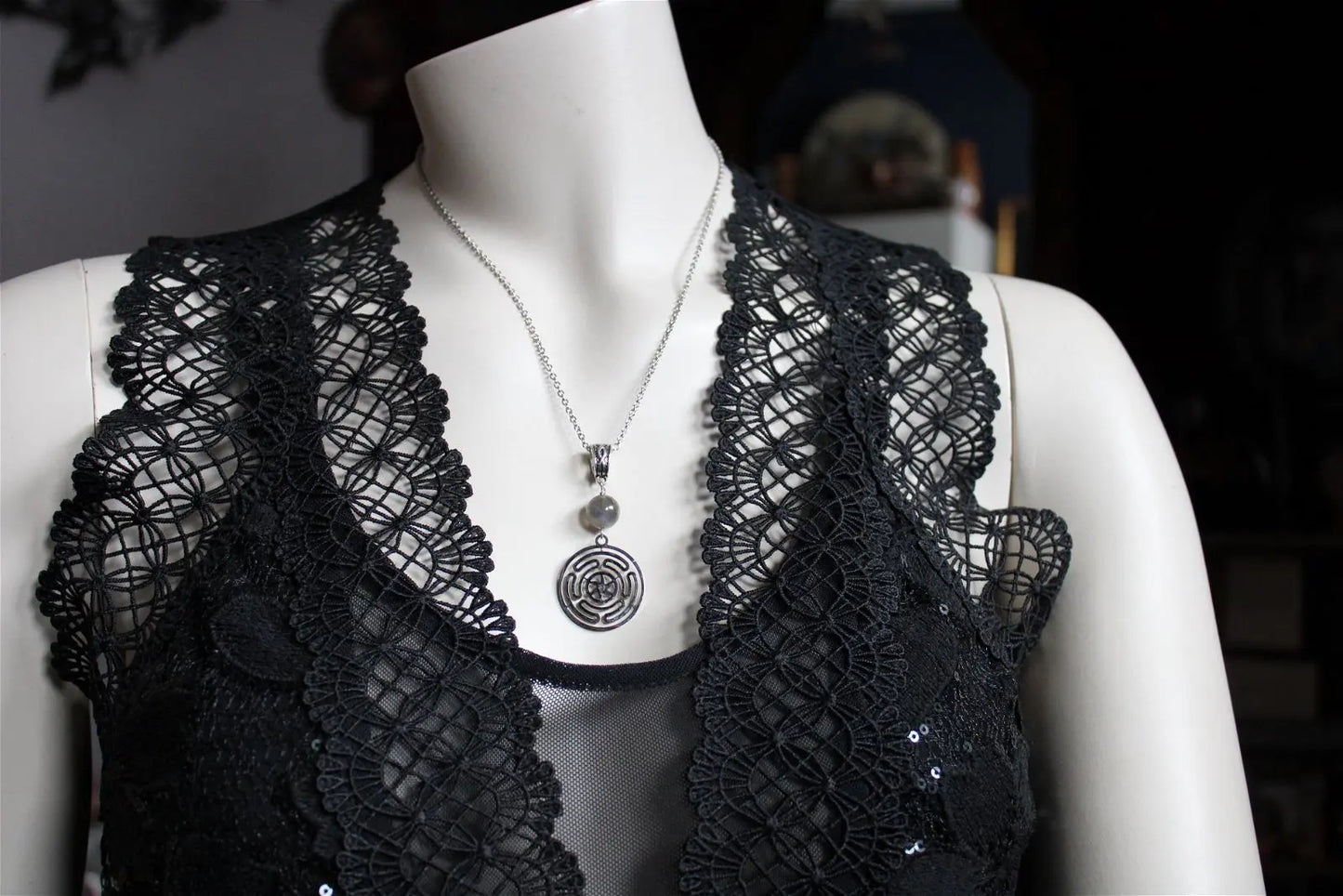 Collier symbole Hécate avec labradorite - Aurore Lune