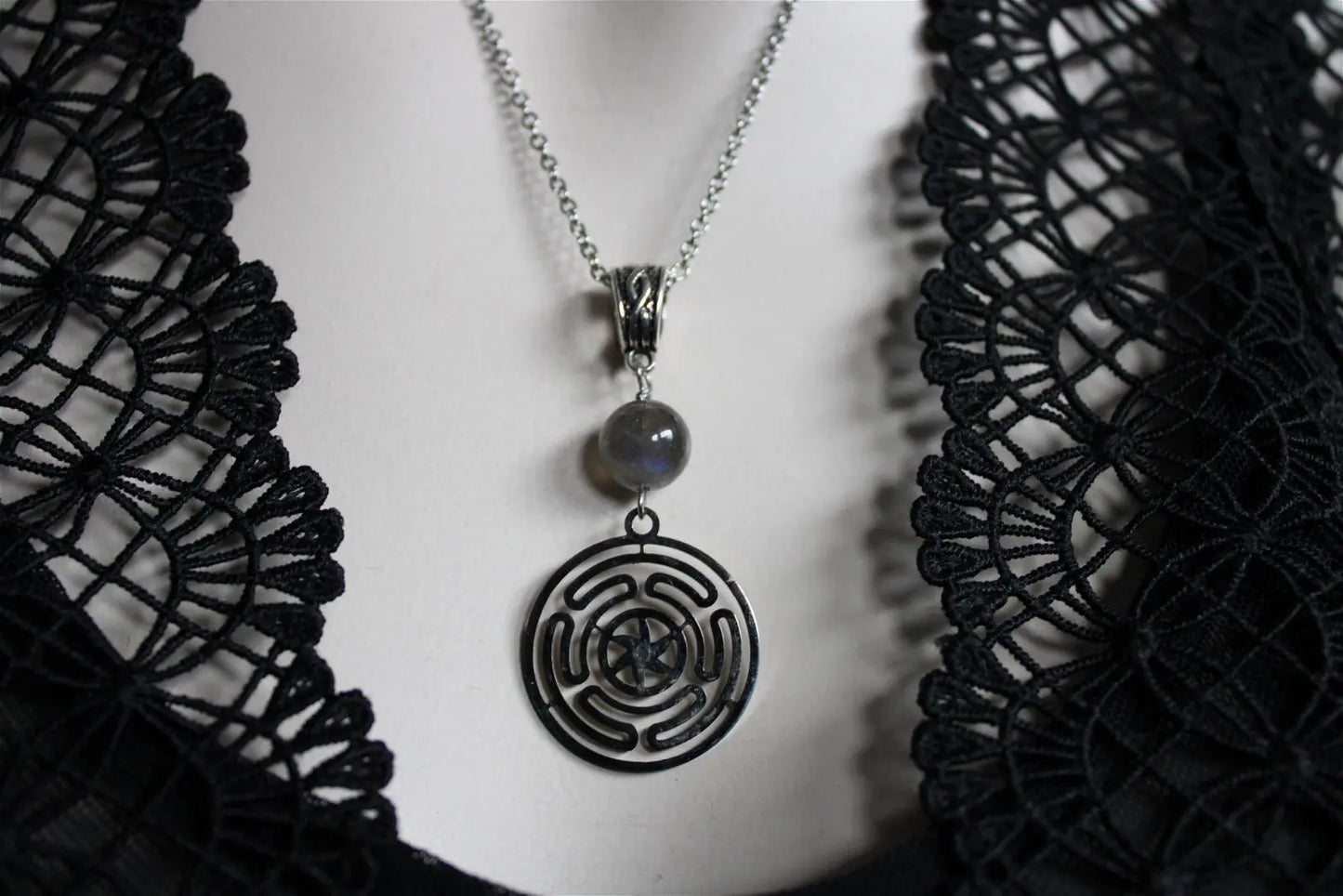 Collier symbole Hécate avec labradorite - Aurore Lune