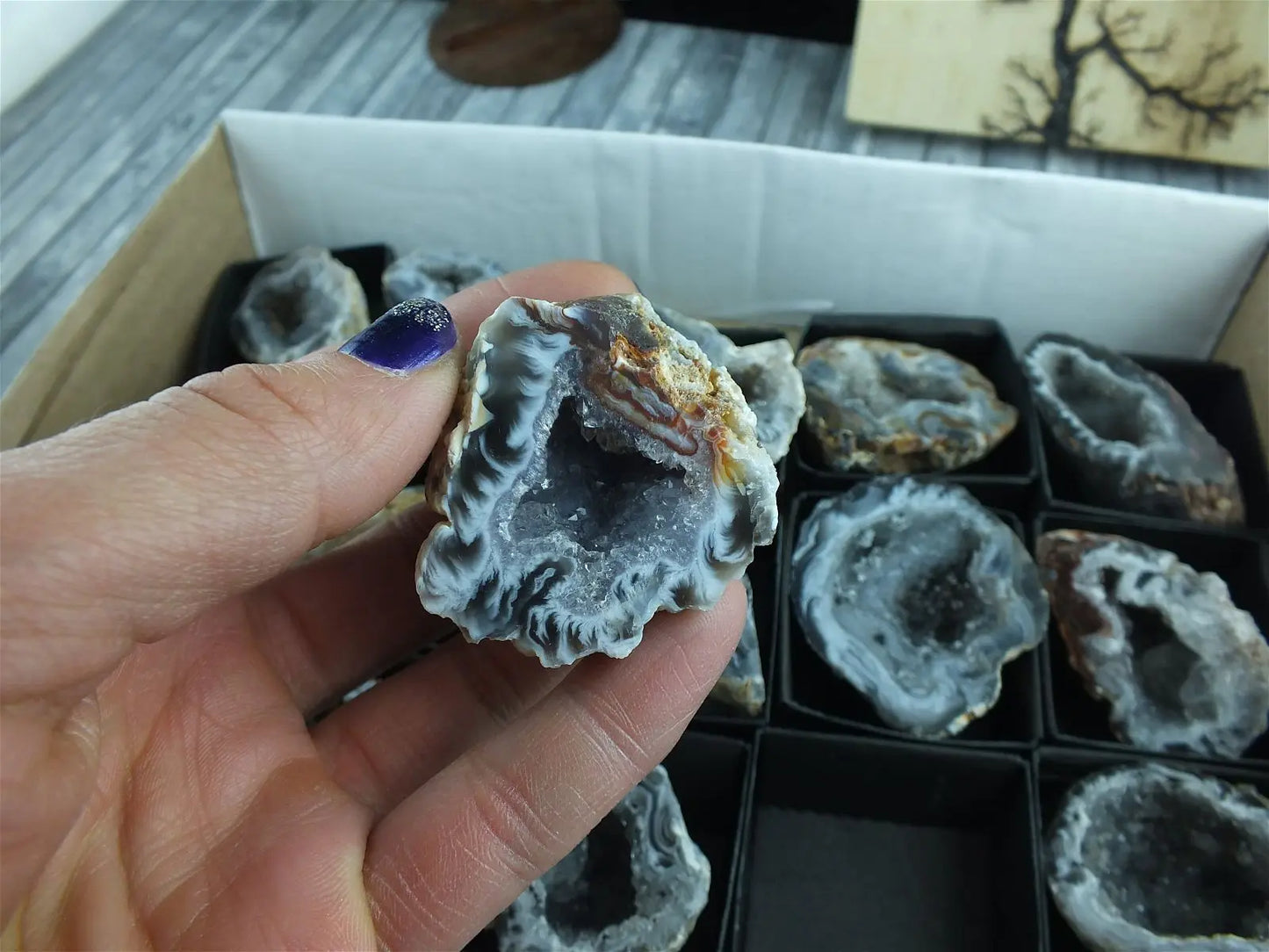 Demie géode d' agate naturelle à l'unité - Aurore Lune