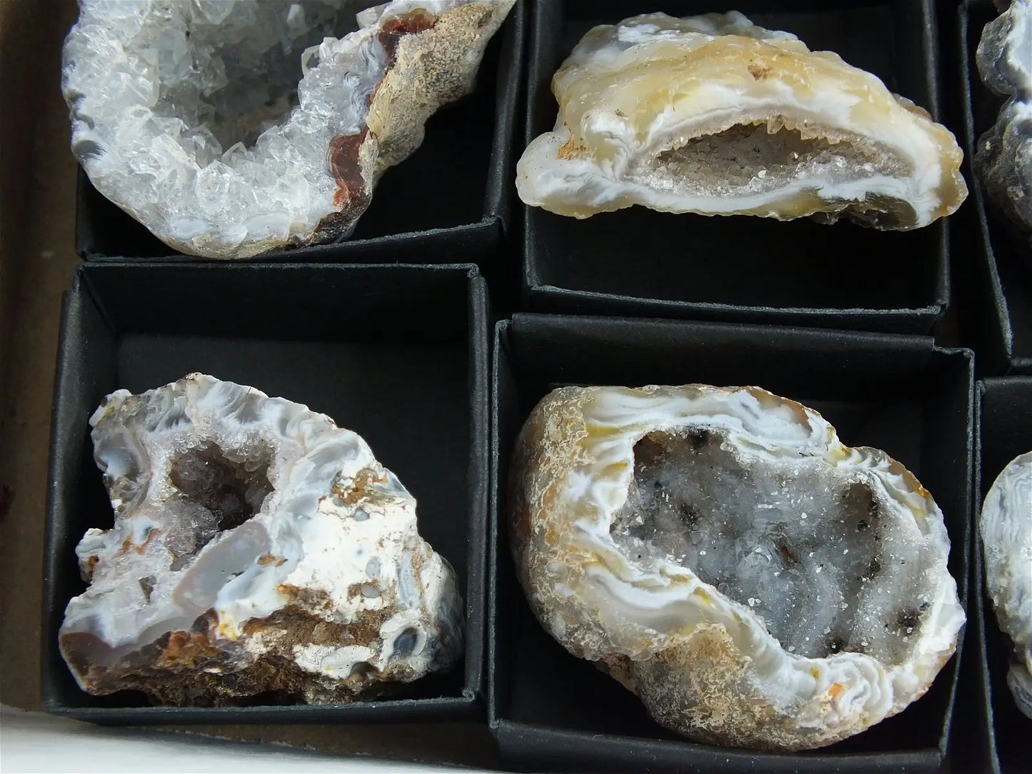 Demie géode d' agate naturelle à l'unité - Aurore Lune