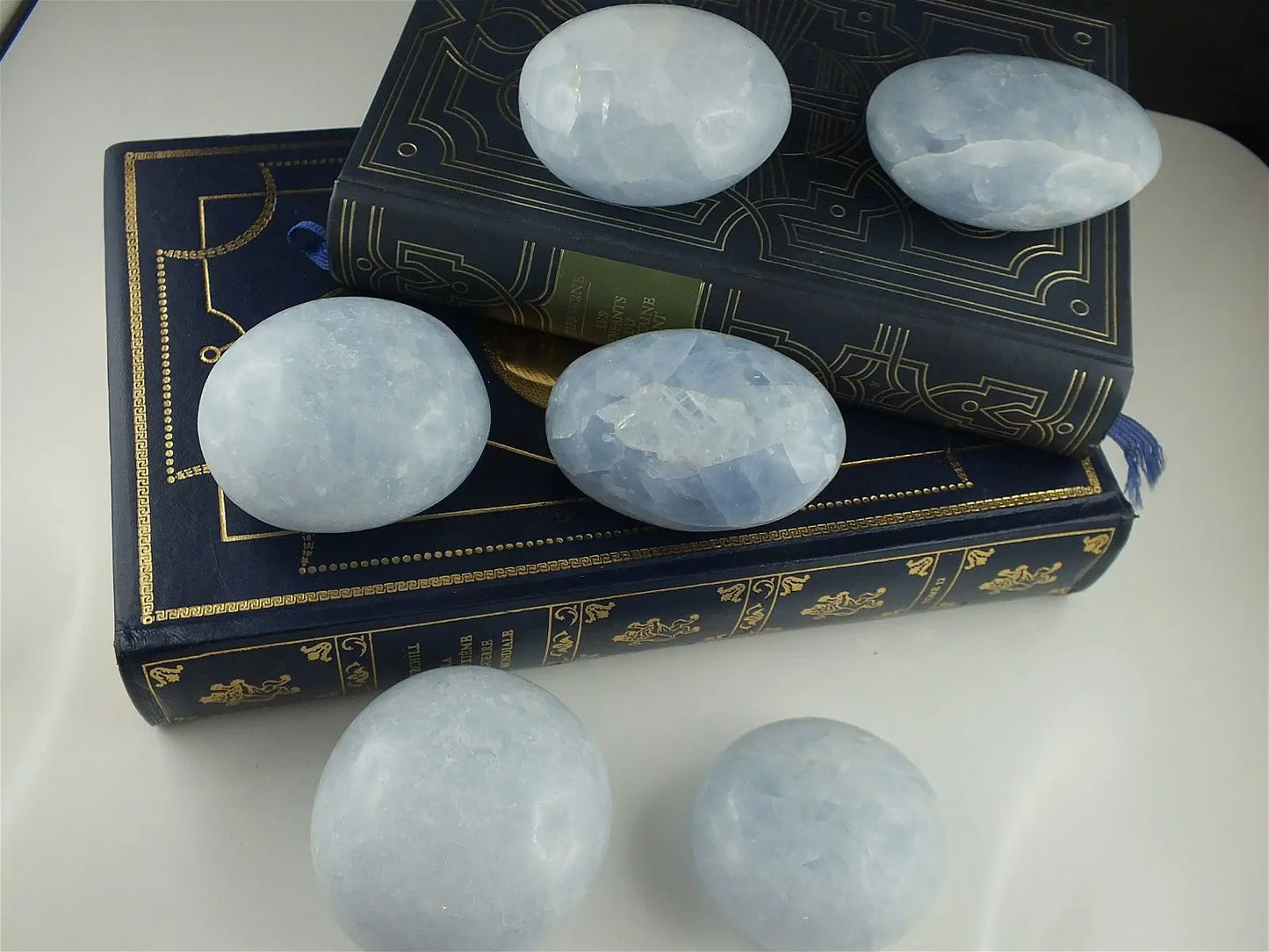 Galet de calcite bleue COLIS - Aurore Lune