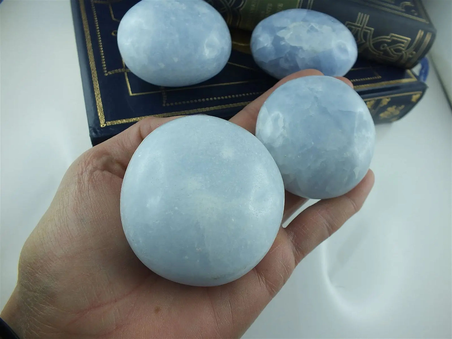 Galet de calcite bleue COLIS - Aurore Lune