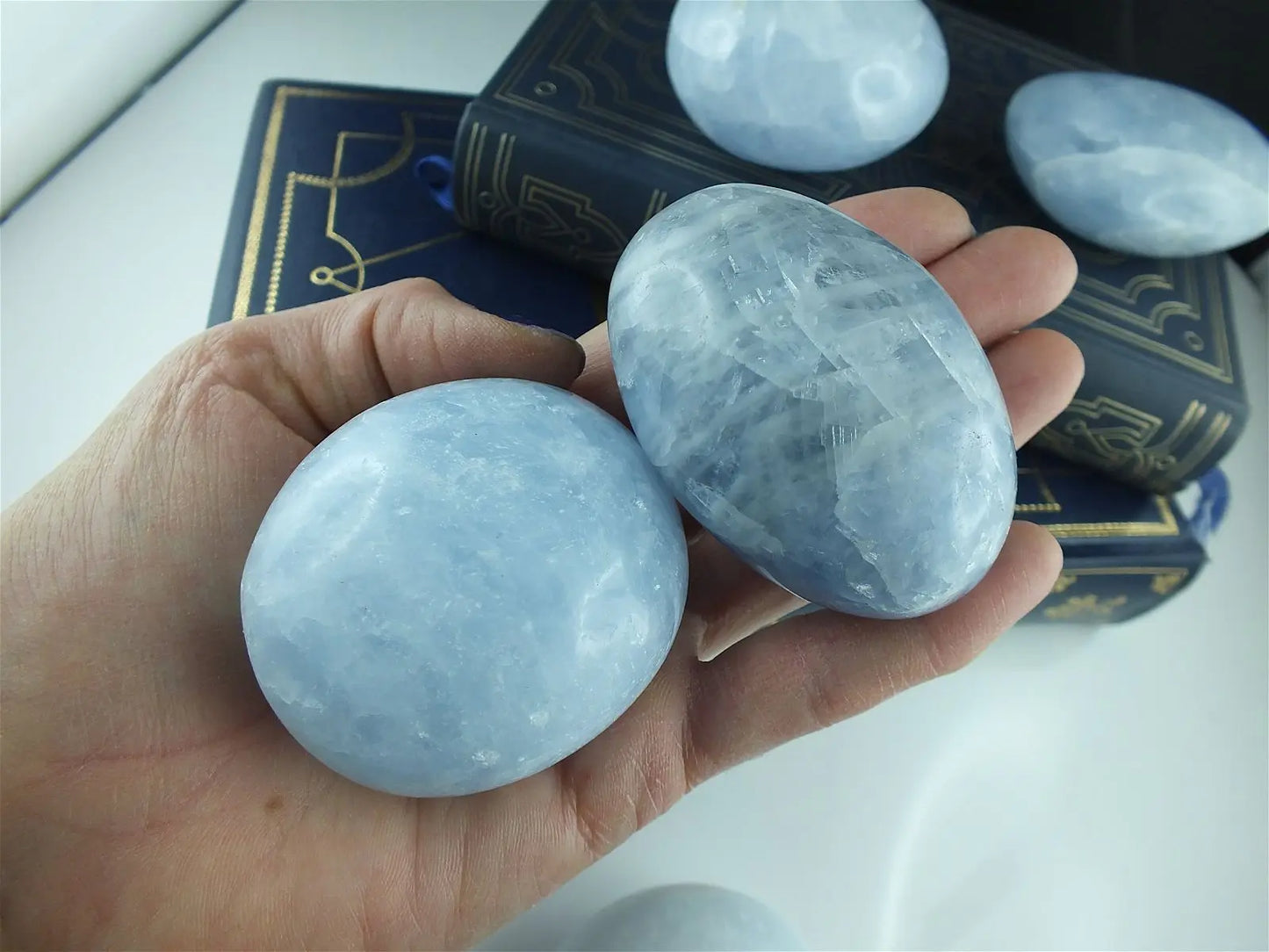 Galet de calcite bleue COLIS - Aurore Lune
