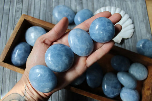 Galet de calcite bleue COLIS - Aurore Lune