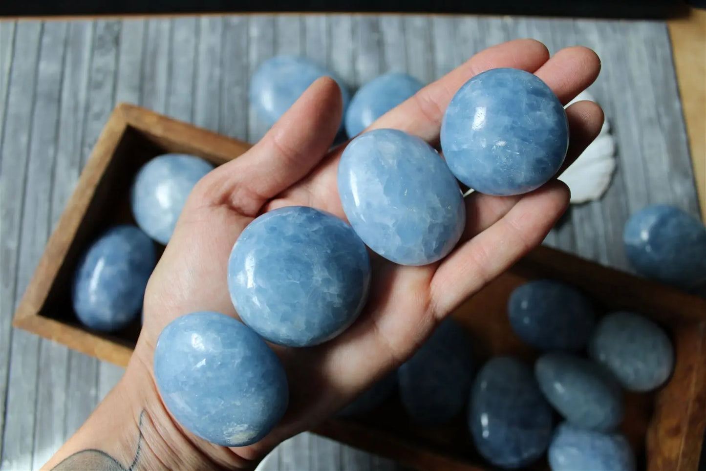 Galet de calcite bleue COLIS - Aurore Lune