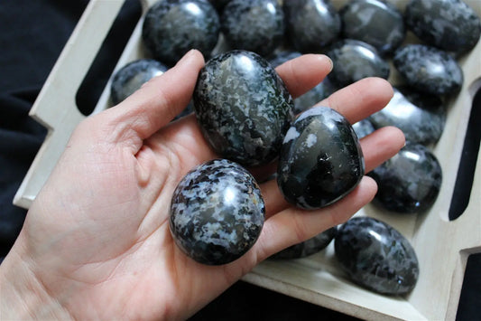 Galet de gabbro ou lunélite ou merlinite moyen - Aurore Lune