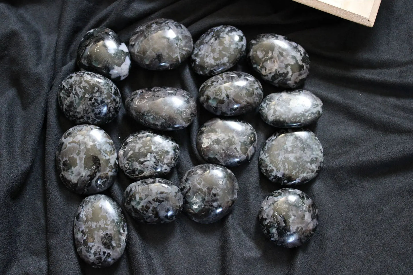 Galet de gabbro ou lunélite ou merlinite moyen - Aurore Lune