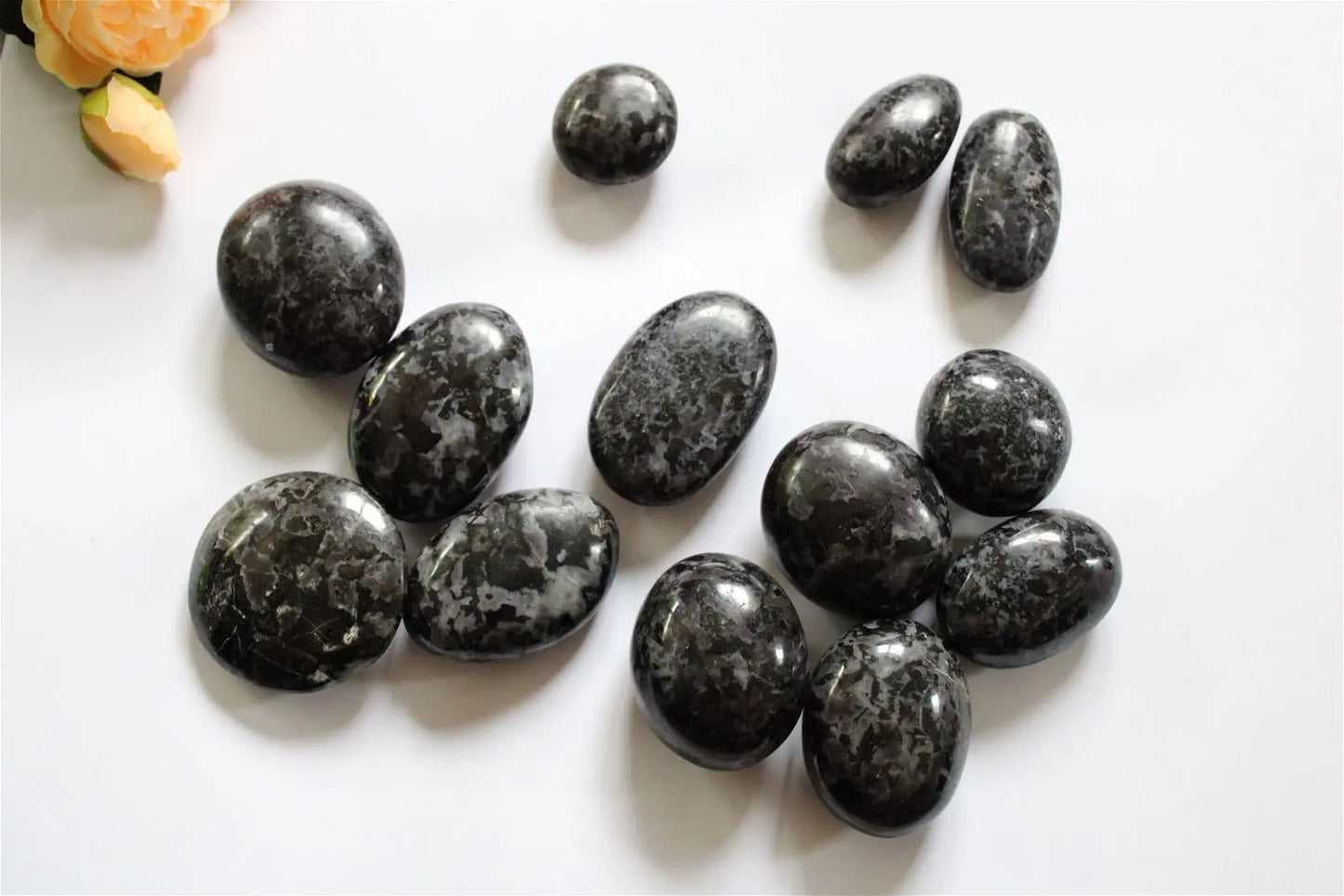 Galet de gabbro ou lunélite ou merlinite moyen - Aurore Lune