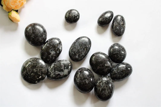 Galet de gabbro ou lunélite ou merlinite moyen - Aurore Lune