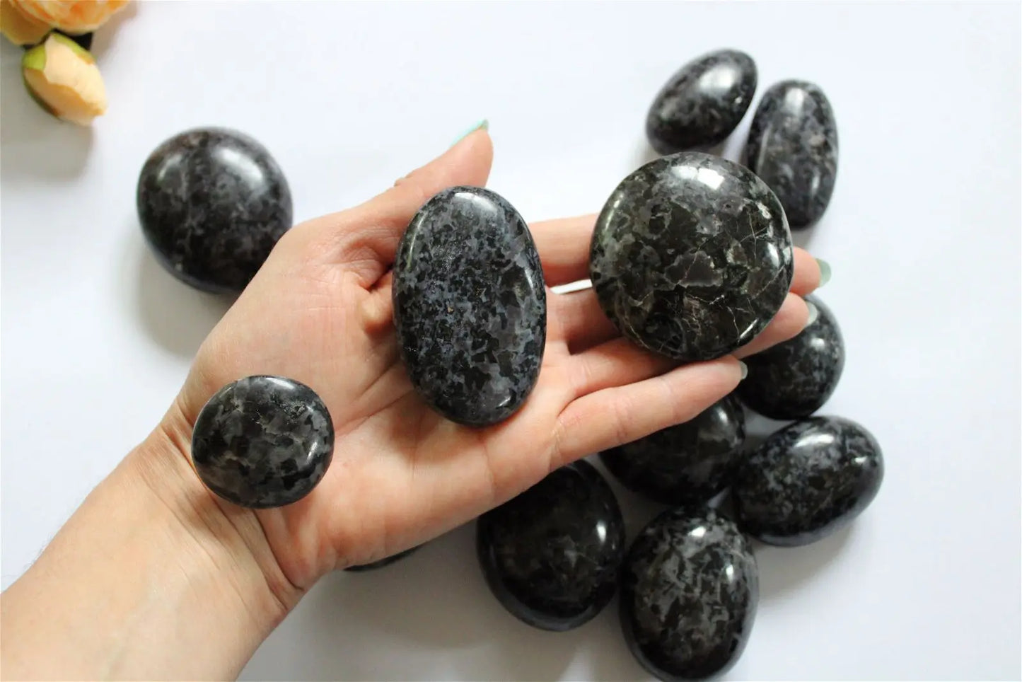 Galet de gabbro ou lunélite ou merlinite moyen - Aurore Lune