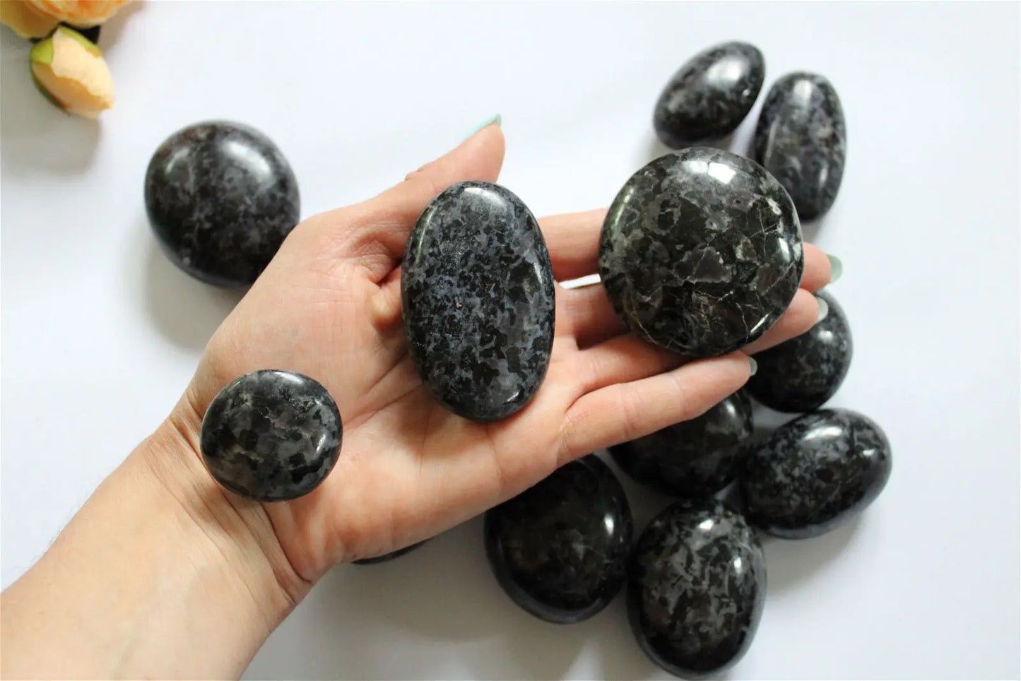 Galet de gabbro ou lunélite ou merlinite moyen - Aurore Lune