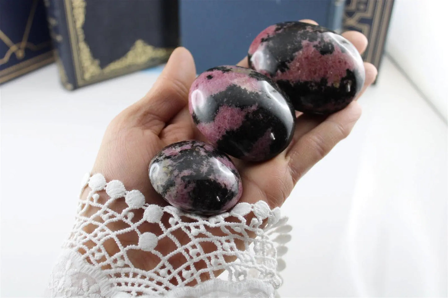 Galet de rhodonite grand 5 - 5.5 cm - Aurore Lune
