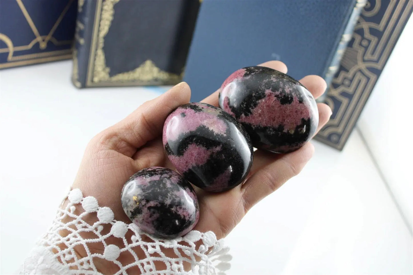 Galet de rhodonite grand 5 - 5.5 cm - Aurore Lune