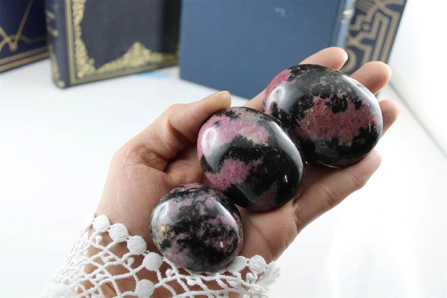 Galet de rhodonite grand 5 - 5.5 cm - Aurore Lune