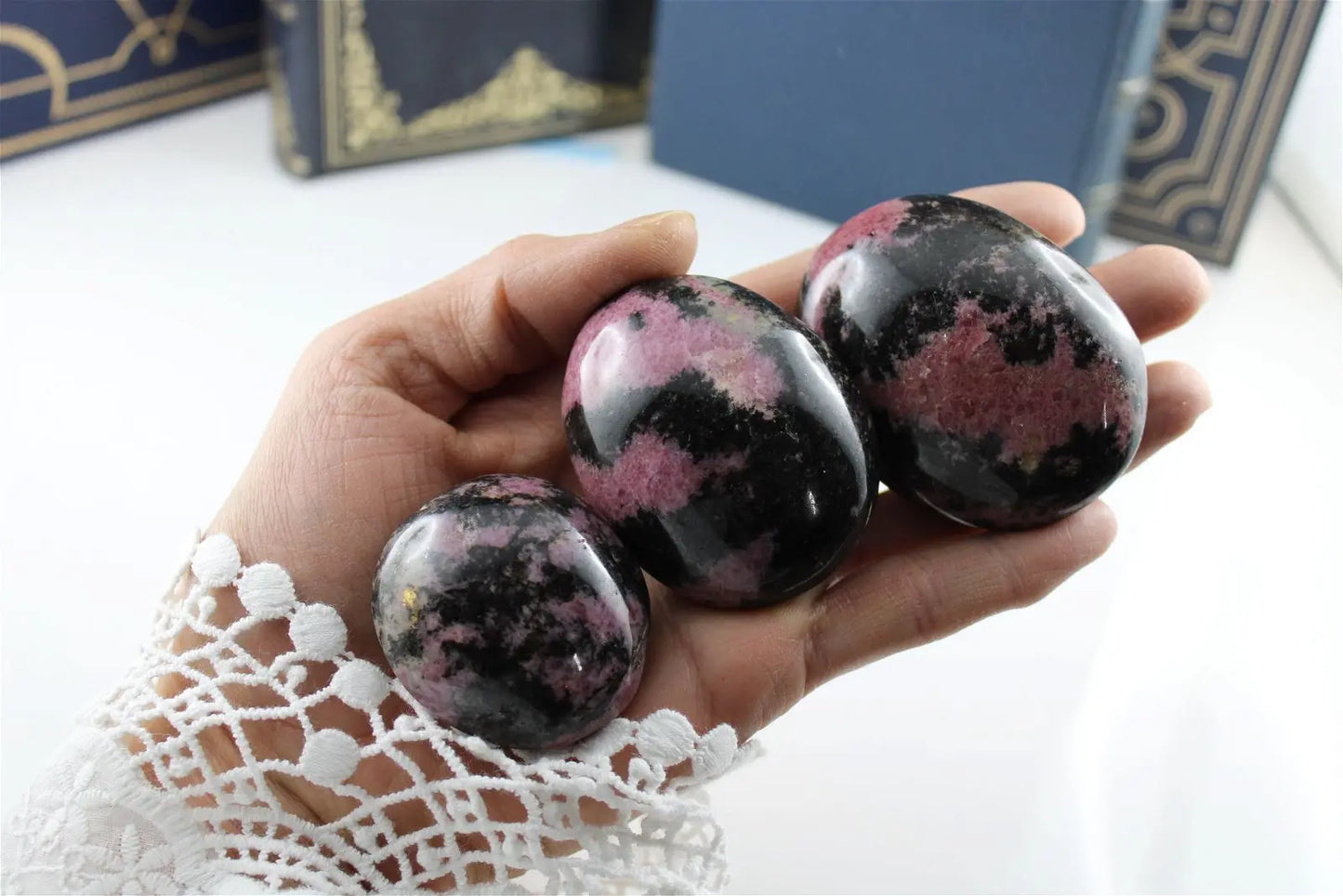 Galet de rhodonite grand 5 - 5.5 cm - Aurore Lune