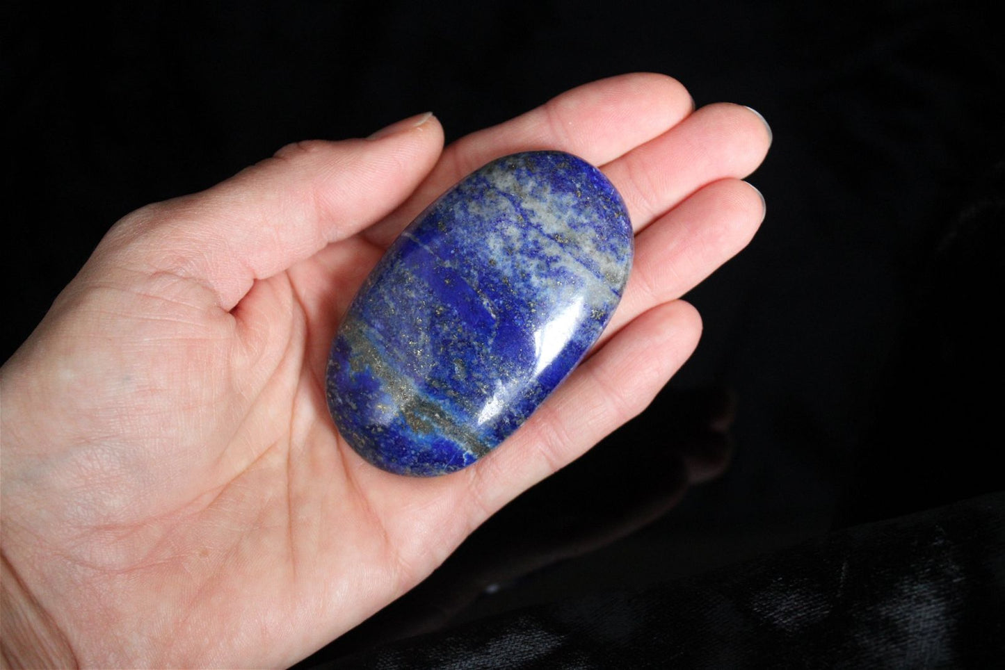 Galet en lapis lazuli photo contractuelle - Aurore Lune