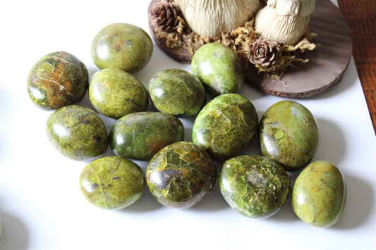 Galet en opale verte sombre - Aurore Lune