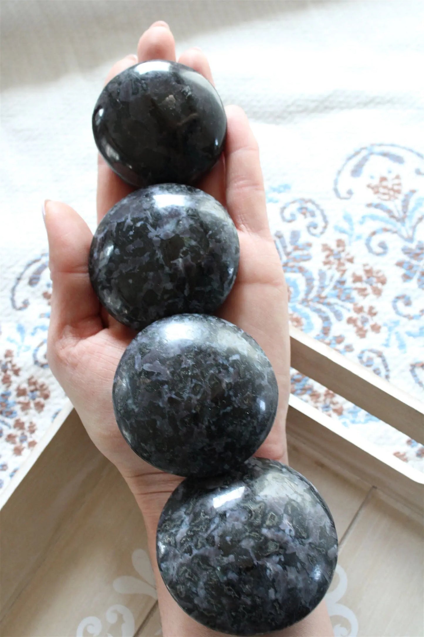 Galet ou coeur gabbro ou lunélite ou merlinite * COLISSIMO - Aurore Lune