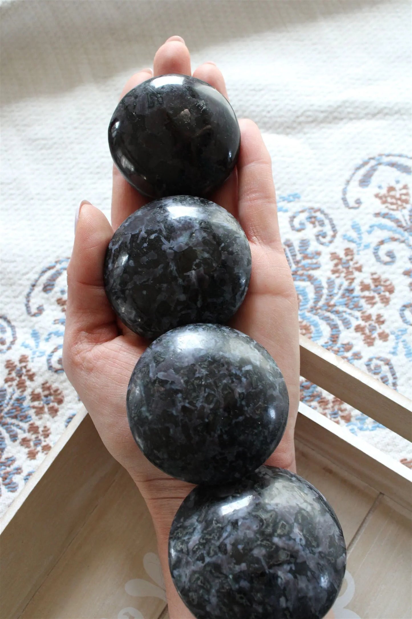 Galet ou coeur gabbro ou lunélite ou merlinite * COLISSIMO - Aurore Lune
