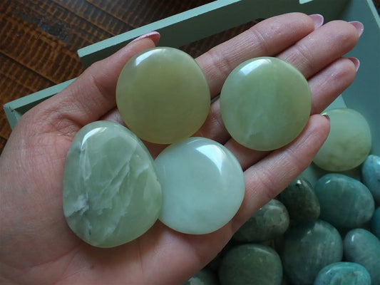 Galet plat de serpentine ou new jade - Aurore Lune