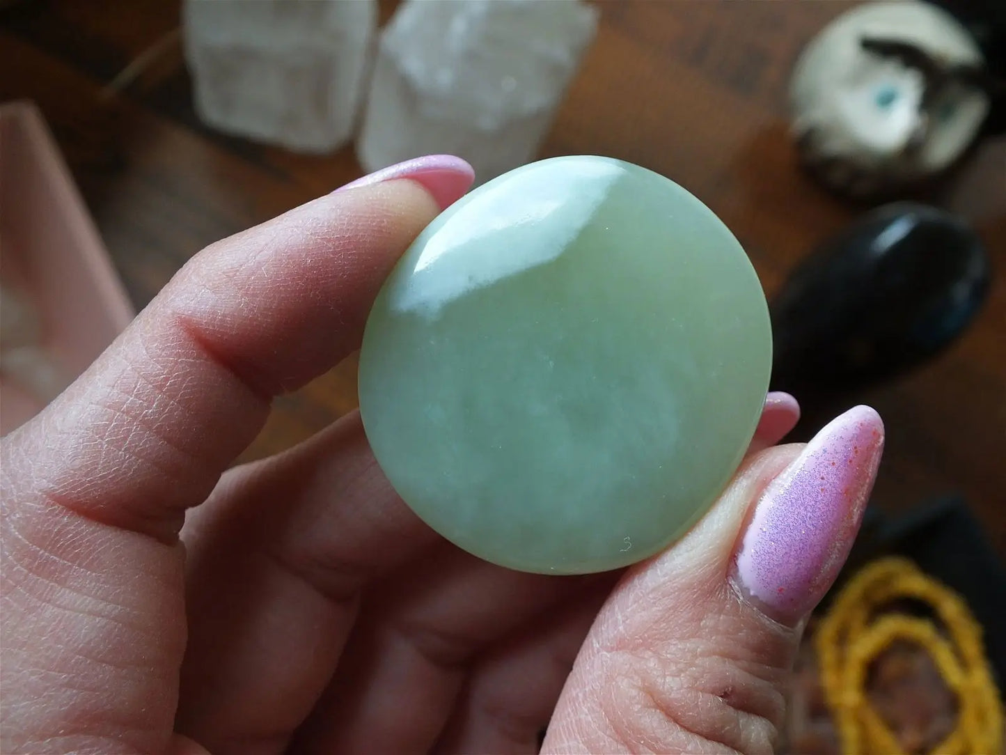 Galet plat de serpentine ou new jade - Aurore Lune
