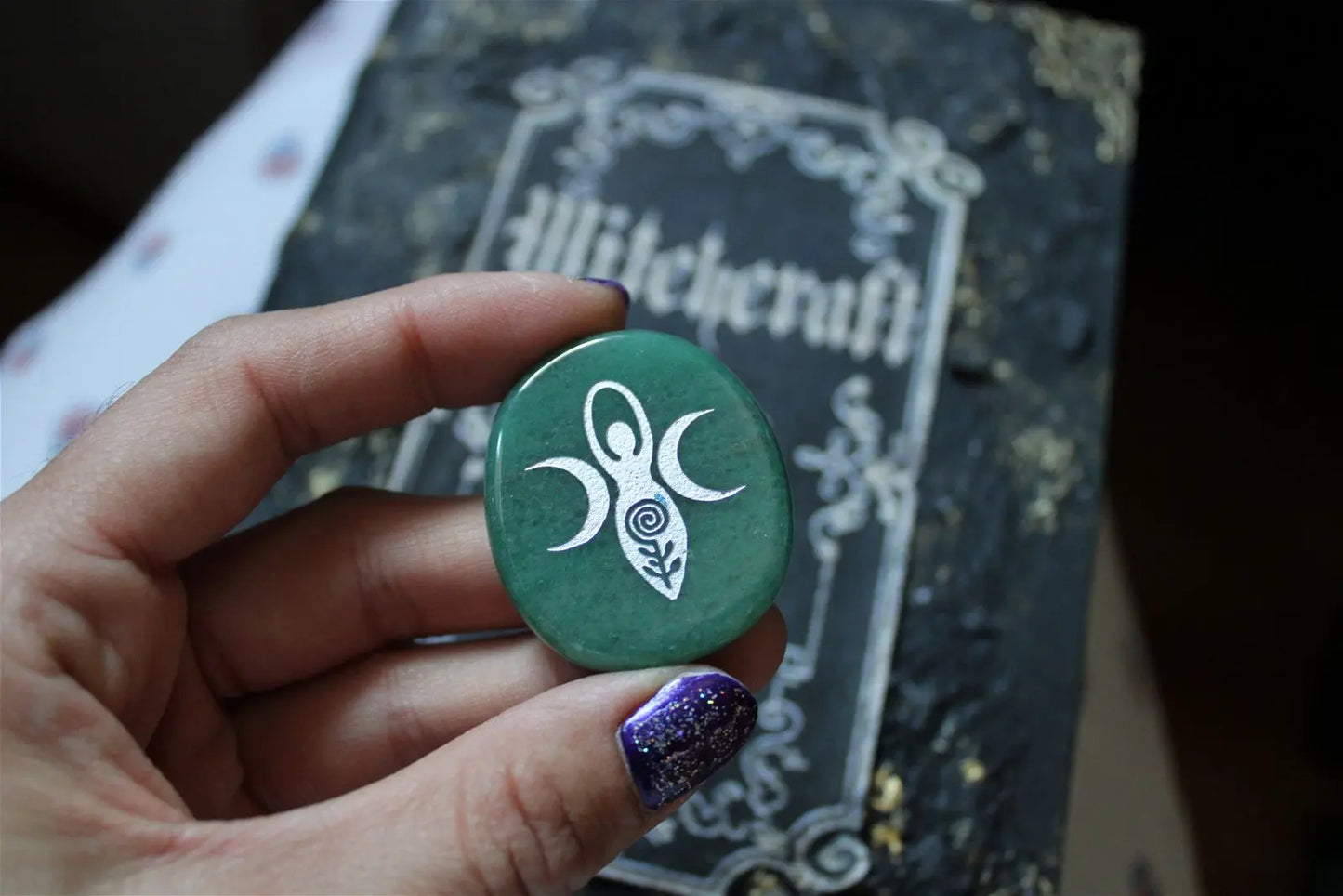 Galet plat en aventurine verte gravé Déesse - Aurore Lune