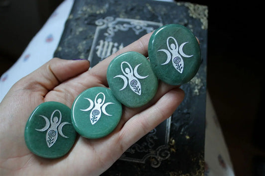 Galet plat en aventurine verte gravé Déesse - Aurore Lune
