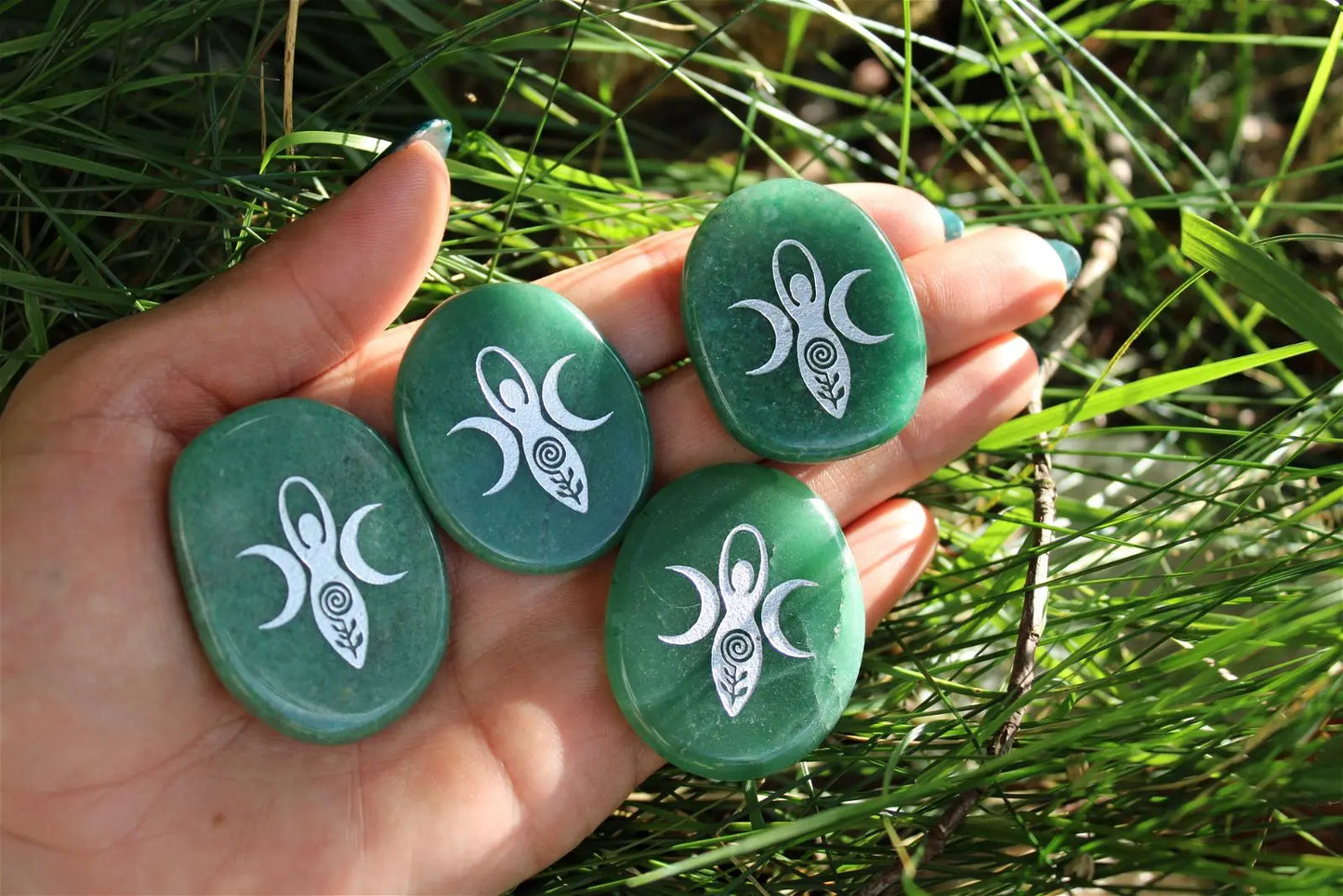 Galet plat en aventurine verte gravé Déesse - Aurore Lune