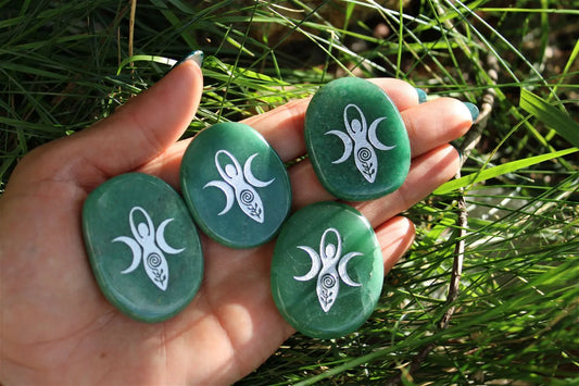 Galet plat en aventurine verte gravé Déesse - Aurore Lune